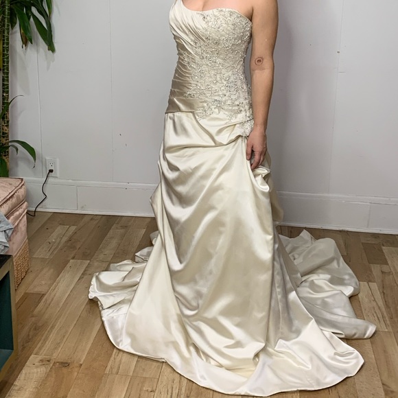 Pronovias “banjo” wedding dress (sample)